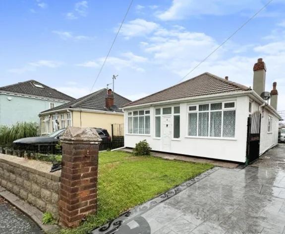 B&B Wolverhampton - Uplands Grove Bungalow - Bed and Breakfast Wolverhampton