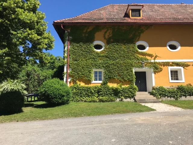 Ferienwohnung Ottmanach Schlosshof - Bed and Breakfast Pischeldorf