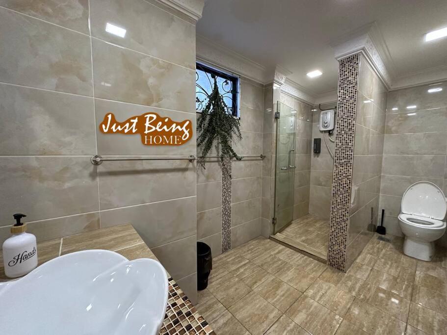 Just Being Home 10pax 3BR/3BA 4Queen/1Sofa - Chambres d’hôtes Ampang