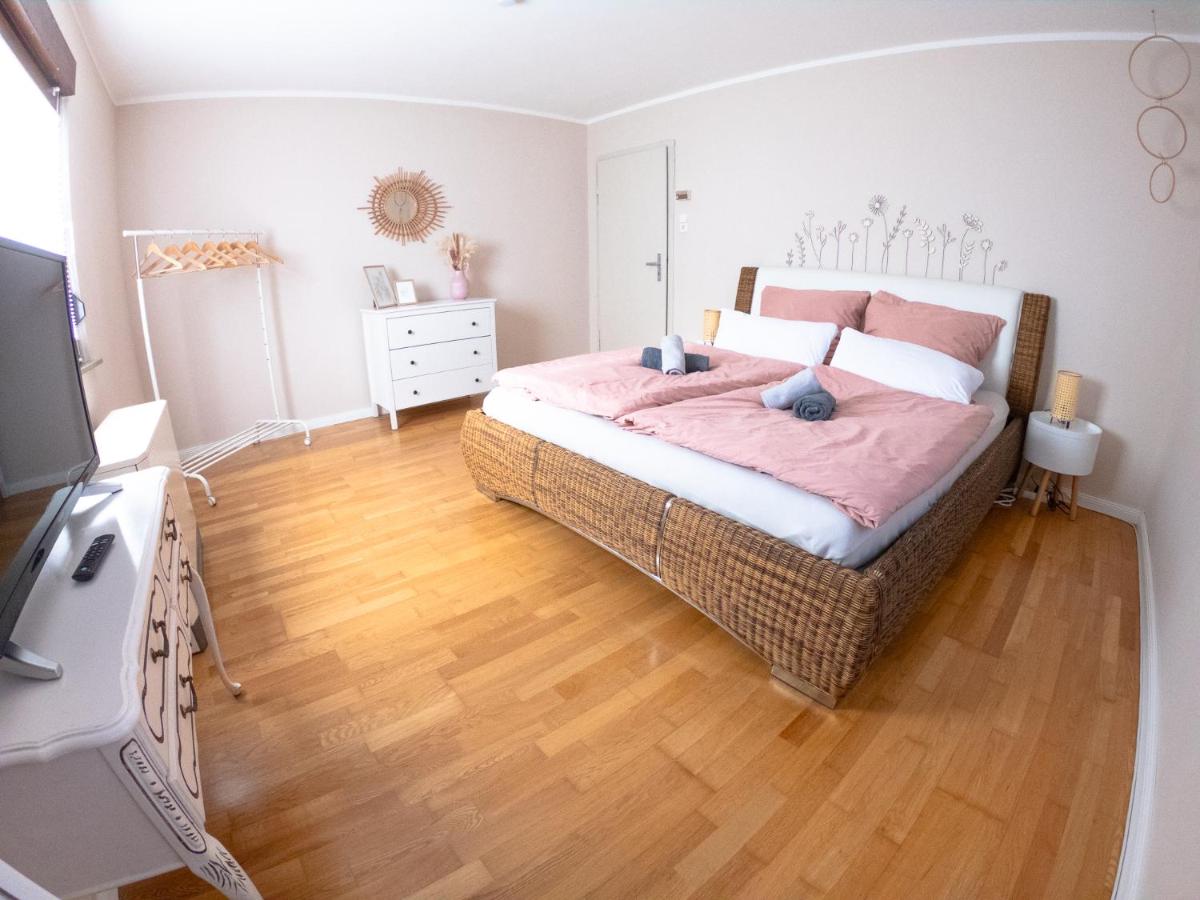 B&B Löchgau - HappyBNB Apartment mit sonniger Terrasse - Bed and Breakfast Löchgau