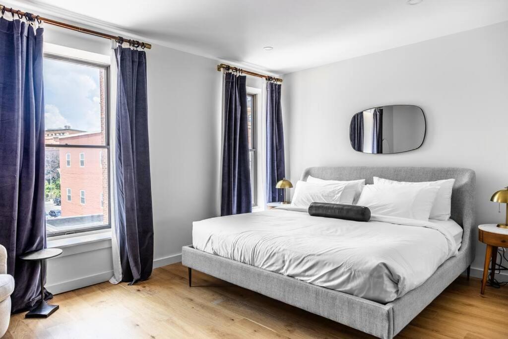 The Phenix Historic DTWN Hotel, King Bed, Room # 309 - Ferienwohnung Bangor