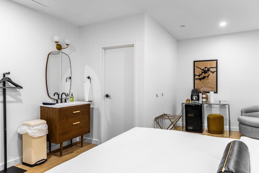 The Phenix Historic DTWN Hotel, King Bed, Room # 311 - Chambres d’hôtes Bangor