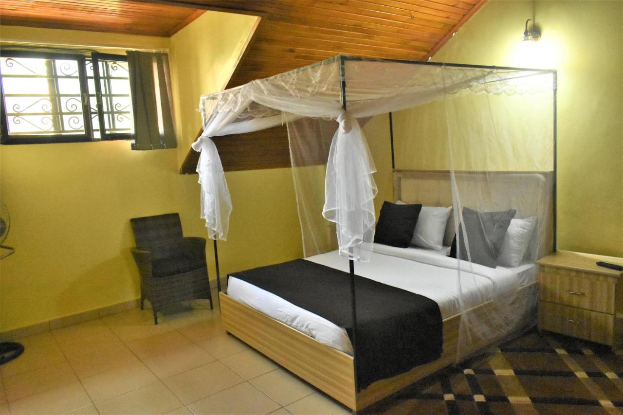 Kamer met Queensize Bed en Gedeelde Badkamer