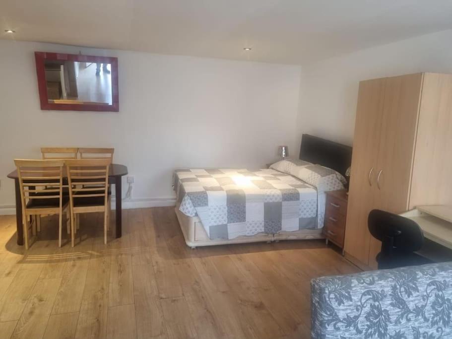Spacious Studio Flat - B&B