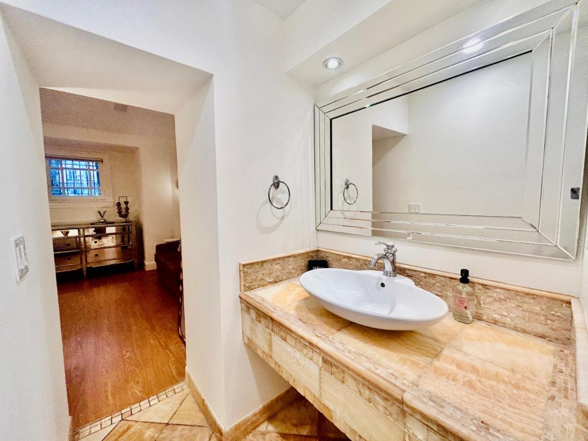 Zimmer mit Kingsize-Bett und Gartenblick. 