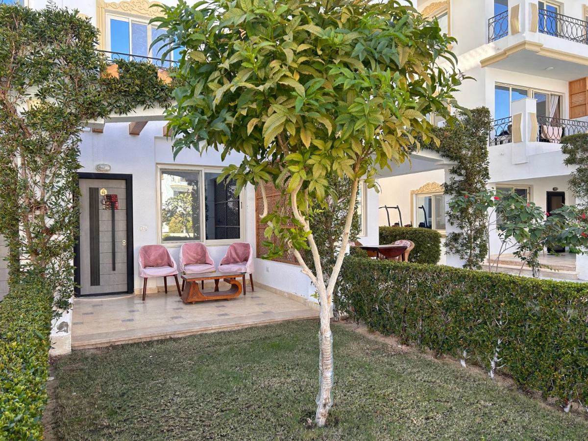 Cosy Studio on the First Floor with lovely Terrace and Personal Garden Area, Pool View and Free Beach Access in Sharm Hills Resort - B&B
