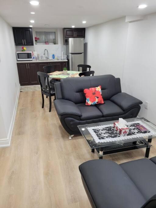 B&B Toronto - Basement apartment, 25 Minutes to Downtown - Bed and Breakfast Toronto