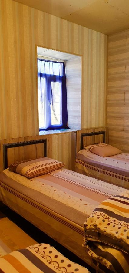 Camera Doppia con Letti Singoli e Bagno in Comune