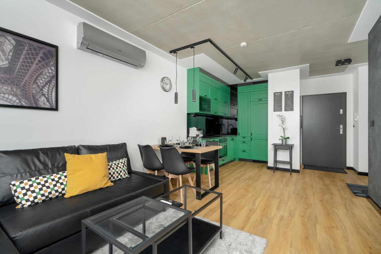 B&B Posnania - Black and Green Apartment with 2 FREE PARKING Places and Balcony in Poznań by Renters - Bed and Breakfast Posnania