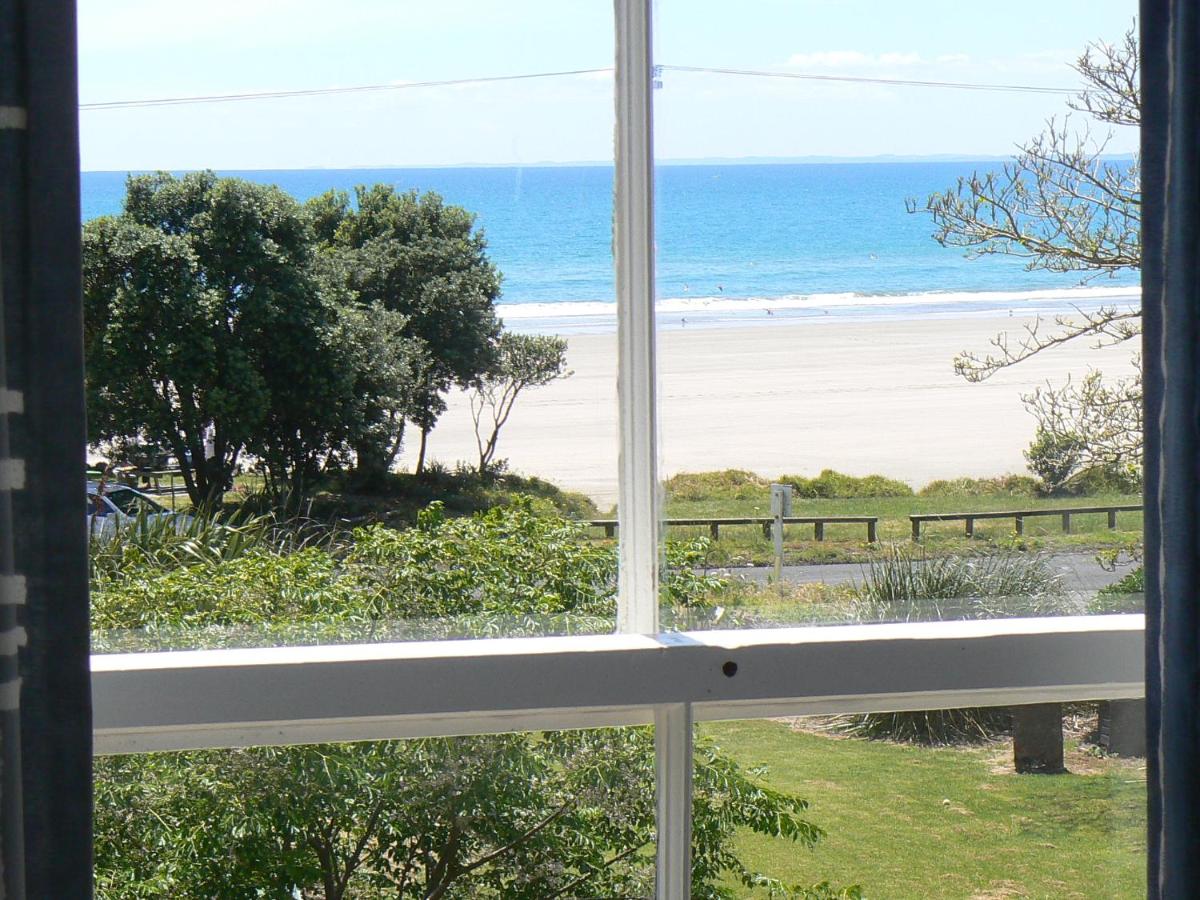 Habitación con cama grande y vistas al mar