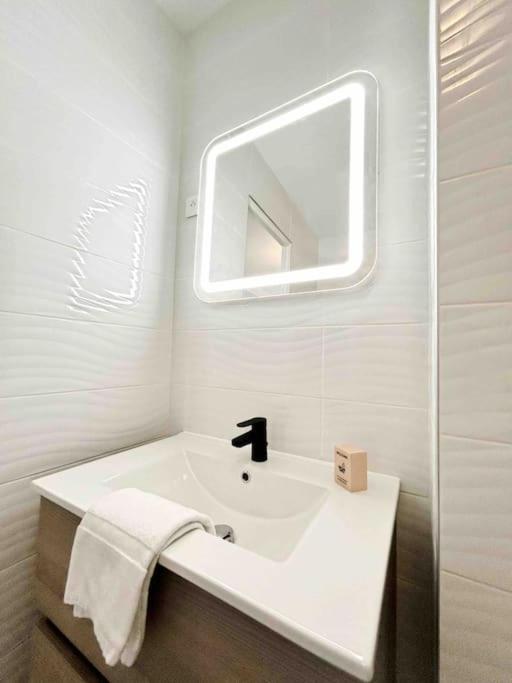 Le Dulys : Apt 2 prs, vue mer, clim, 2 min plages - Bed and Breakfast Antibes