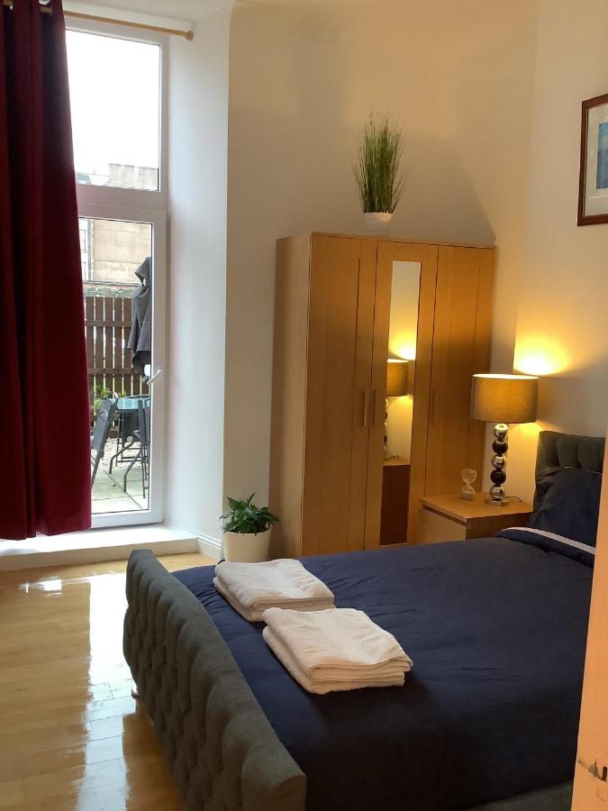 B&B Glasgow - Ground Floor Apartment with Garden - Bed and Breakfast Glasgow