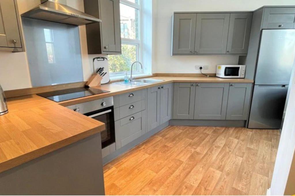 B&B Clitheroe - CLITHEROE TOWN CENTRE MODERN 2 BED APARTMENT - Bed and Breakfast Clitheroe