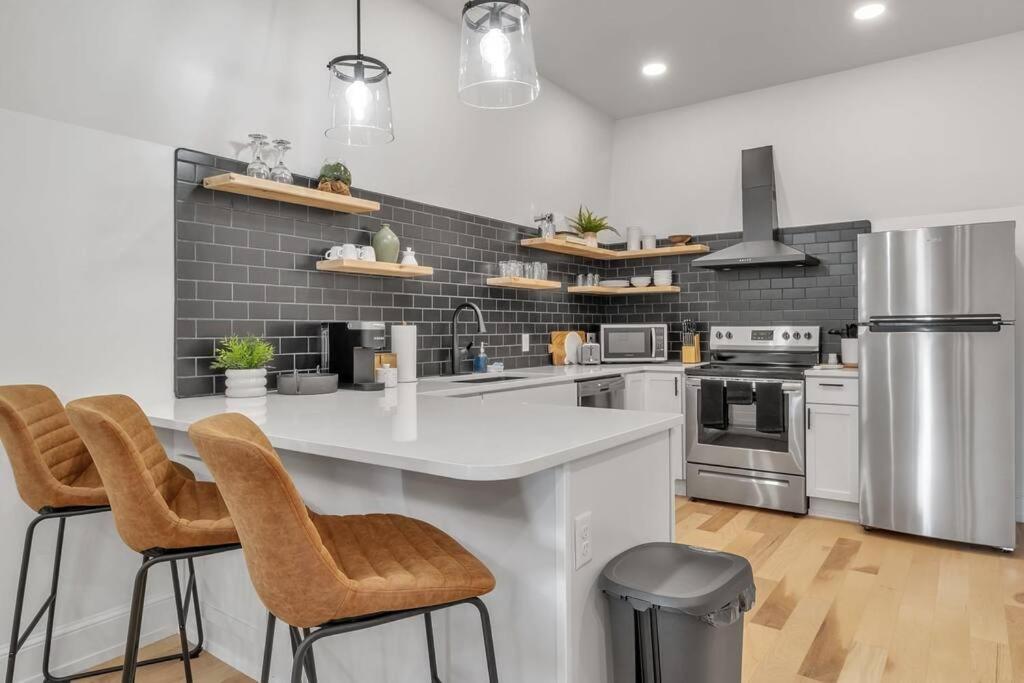 Carriage House Loft - King Bed and Garage Parking - Chambres d’hôtes