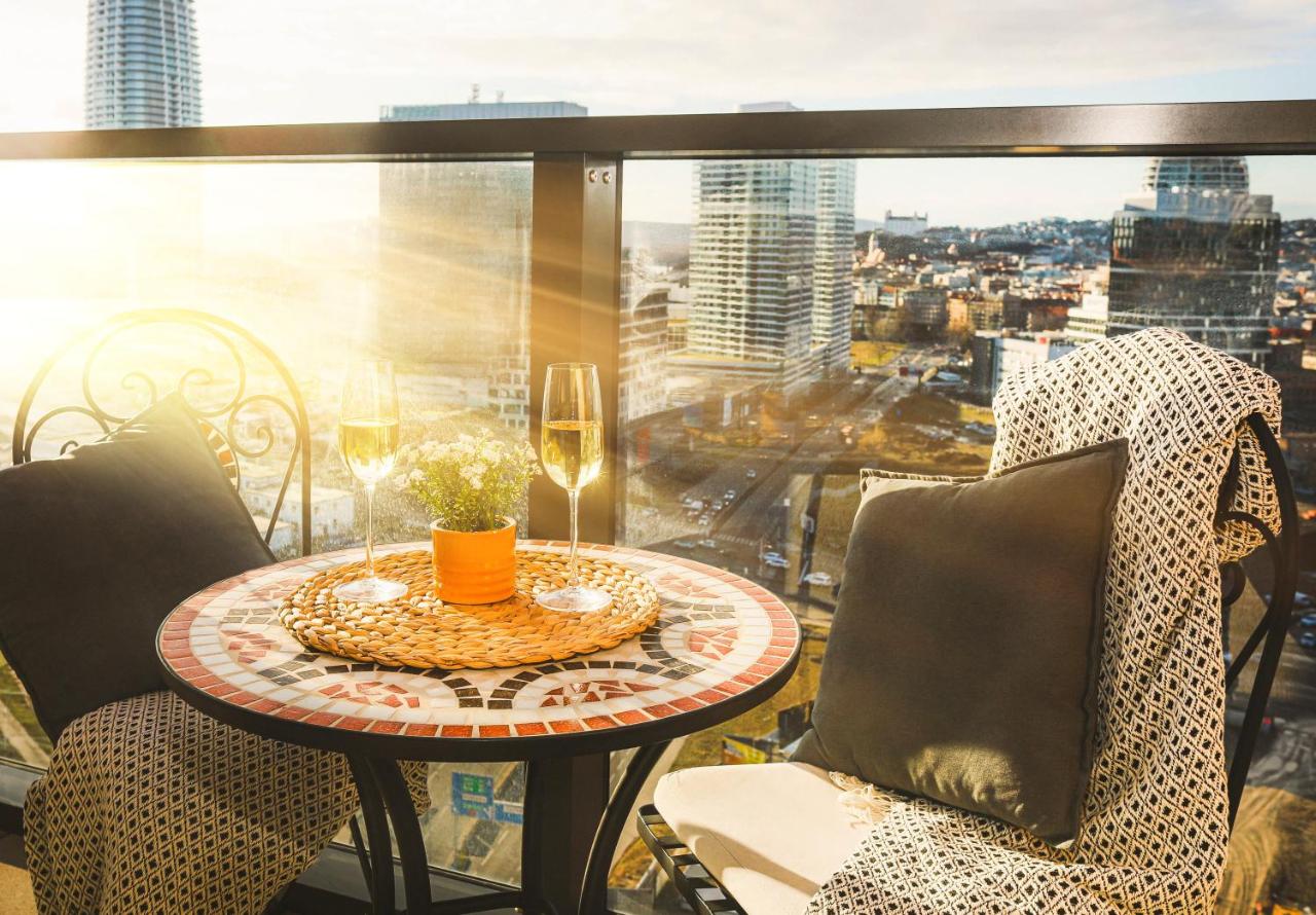 SAG 20th floor Klingerka residence castle view Free parking Free wifi - B&B Bratislava