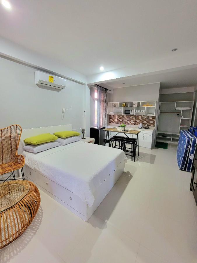 INATO SUITES Rm 1 1 queen bed and a pullout sofa bed - B&B