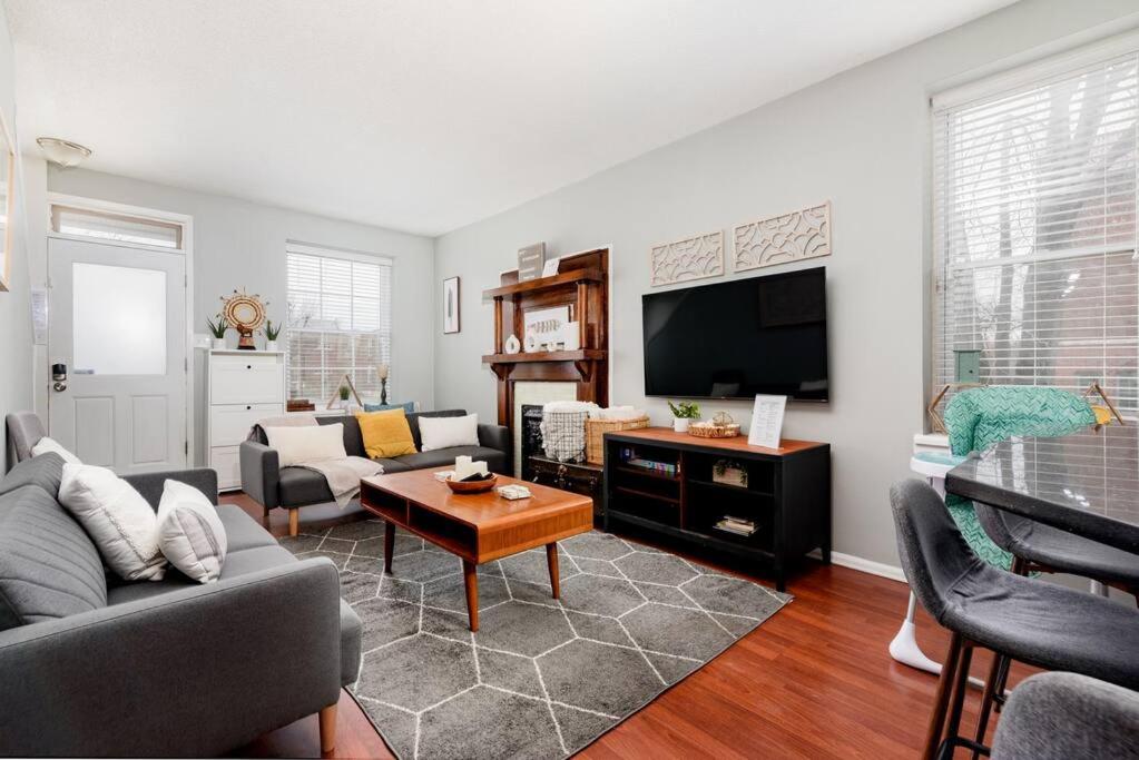 3 King Beds/Charm in Historic STL by StayStLouis - B&B