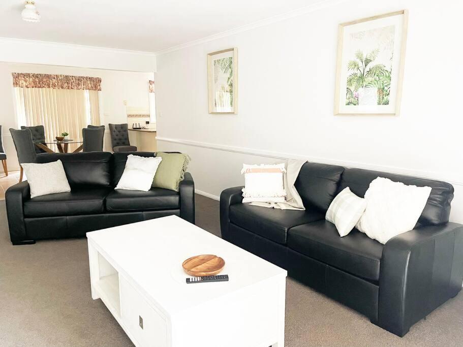 Suburban Bliss - Elegant Villa 2 - B&B Wagga Wagga