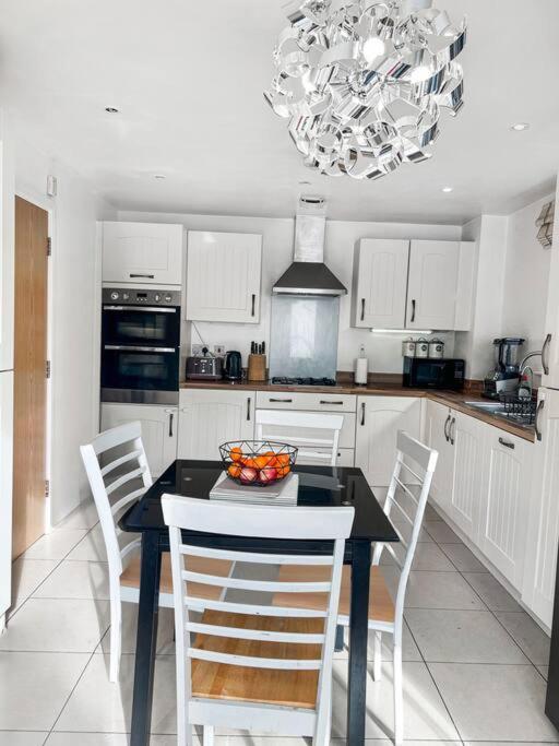 Oxley Comfy House Milton Keynes- Contractors 1st Choice Spacious 6 Bedrooms Group Trips & Weekend Stays Sleeps 14 Free Parking Milton Keynes - Near M1 J14 - Bed and Breakfast