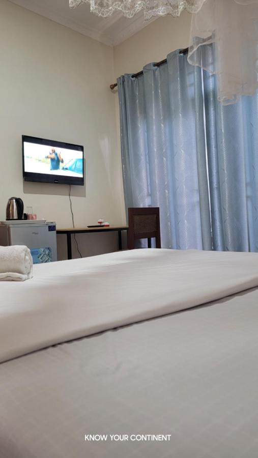 Zimmer mit Kingsize-Bett und Balkon