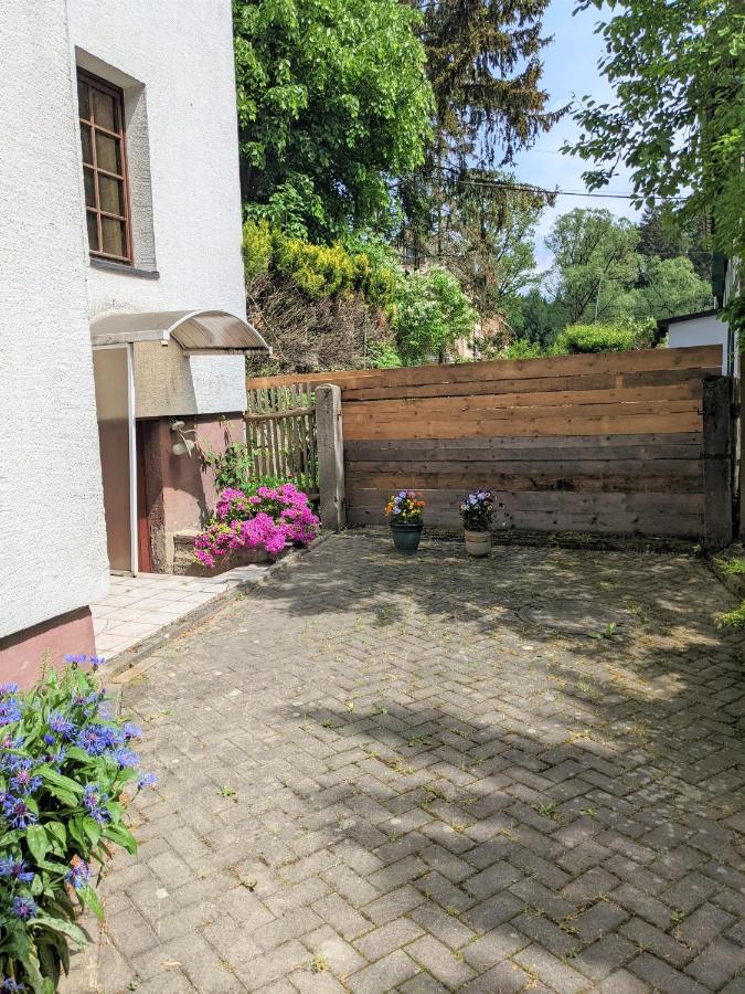 Urlaubsmagie - Ferienwohnung Tagpfauenauge - Garten mit Terrasse & Saisonaler Pool - B&B Sebnitz