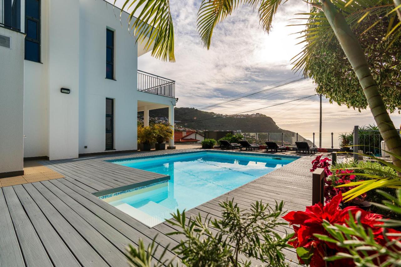 Villa Nunes, Big Holiday house with private pool - B&B Calheta