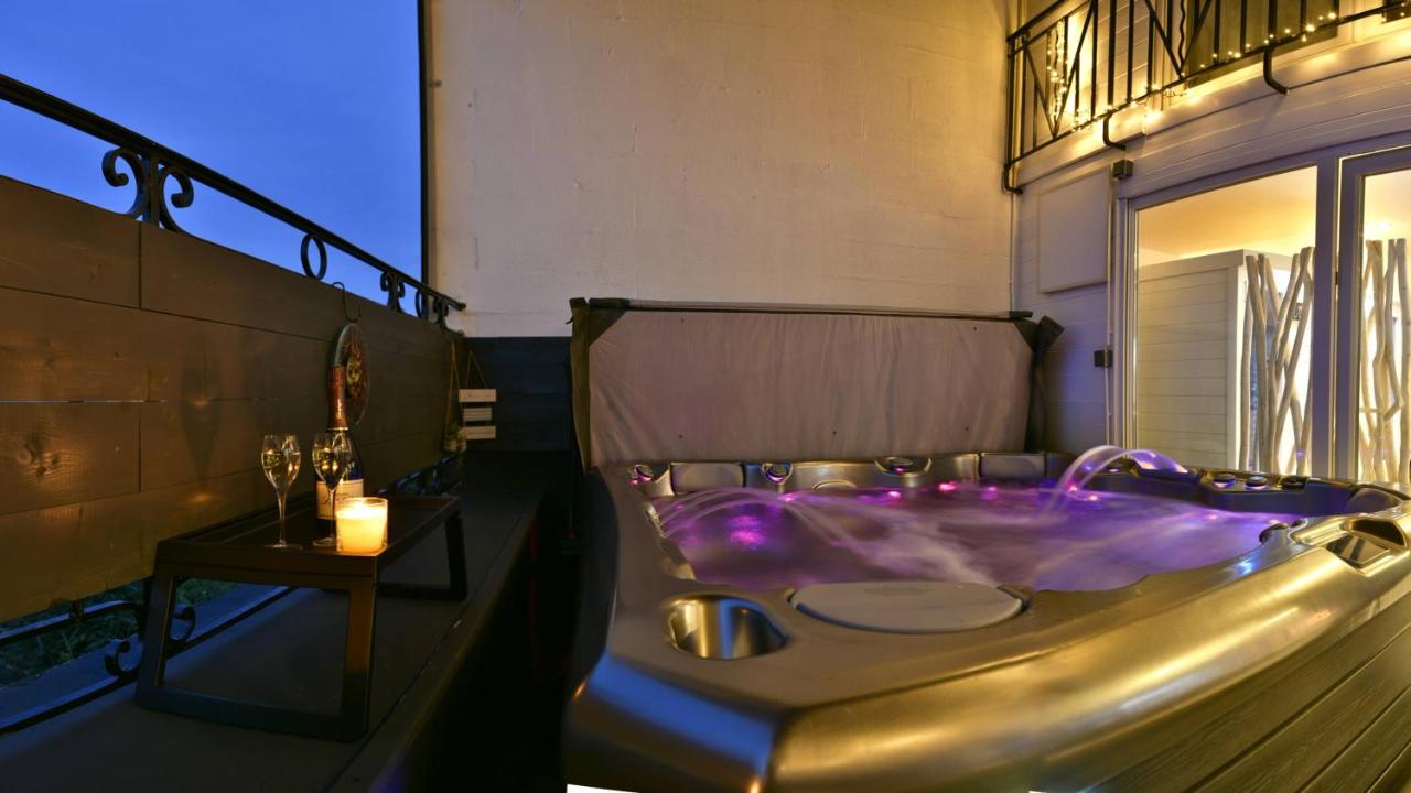 Le LOFT, MoonLOVE, Jacuzzi et sauna privatifs sur terrasse, 120m2 - B&B
