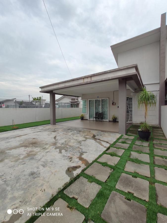 MUSLlM ONLY Pool Wifi 3 aircond room Hospital Sultanah Bahiyah - Bed and Breakfast
