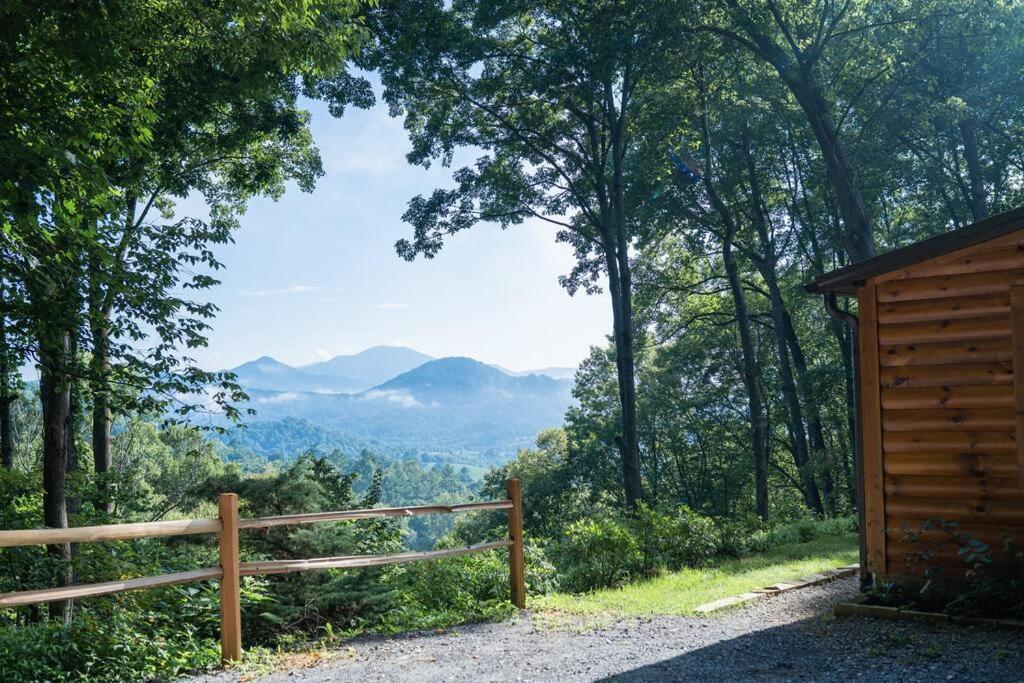 Modern Mountain Cabin - Spectacular Views at 3100 ft - B&B Waynesville