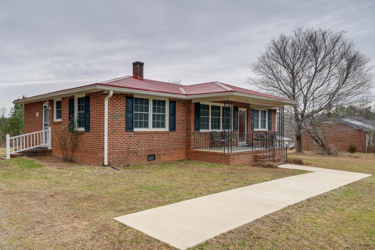 Charming Milton Home w/ Porch - 5 Mi to VIR! - B&B Milton