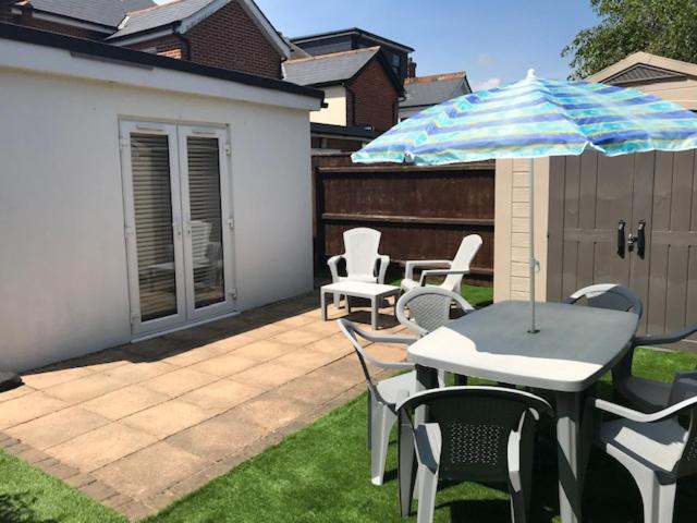 Highcliffe Apartment with Parking - B&B