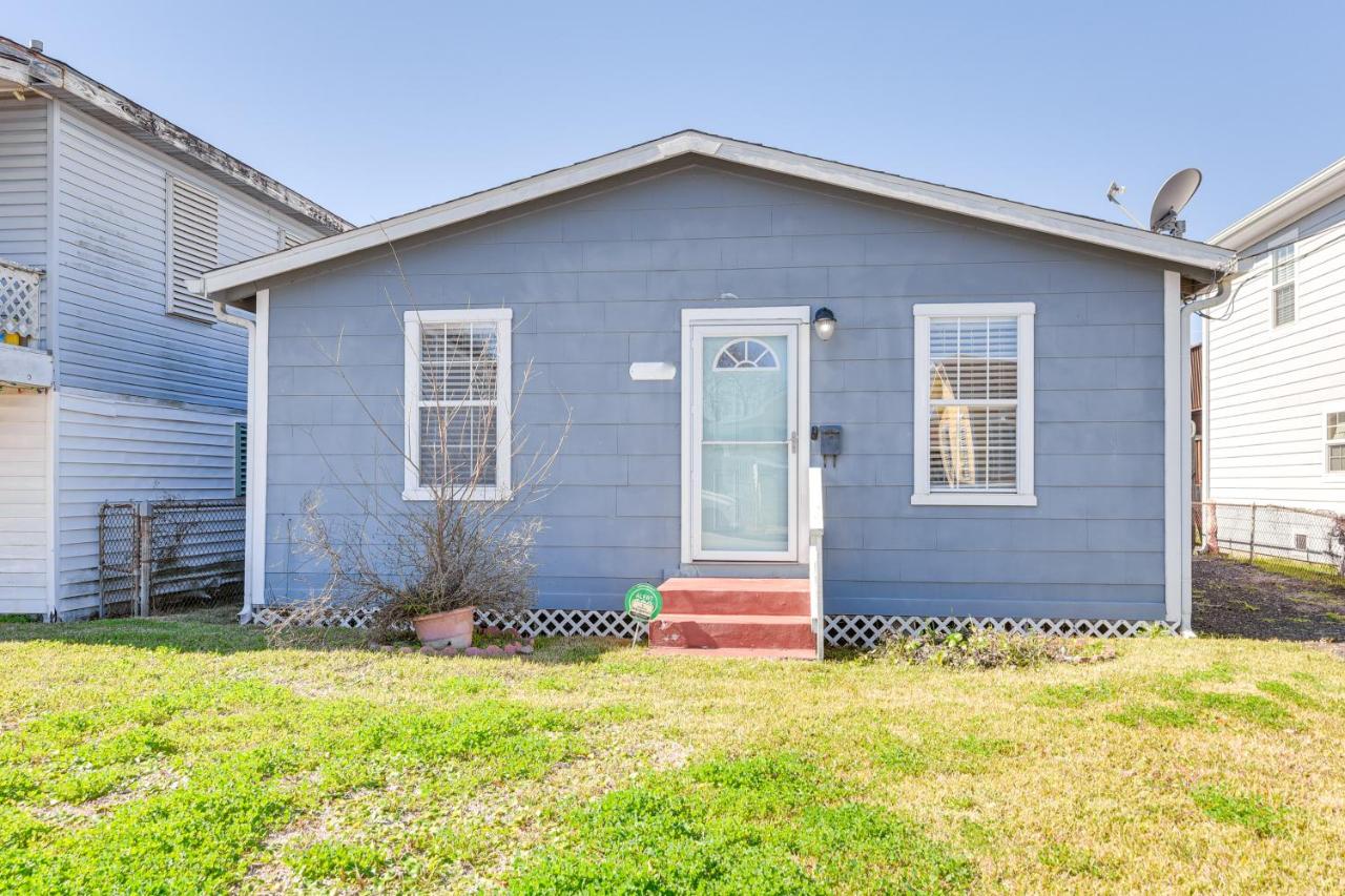 Less Than 1 Mi to Beach! Family-Friendly Galveston Home - Chambres d’hôtes Galveston