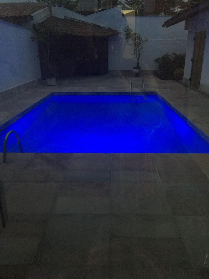 4 SUITES, AR COND TV, INTERNET, PISCINA,150 MTS PRAIA! Aceitamos Pet! - Chambres d'hôtes Guarujá