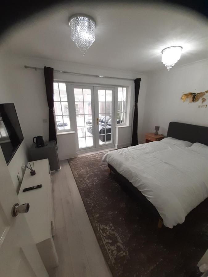 B&B Gravesend - Lovely and Spacious Room with Conservatory - Bed and Breakfast Gravesend