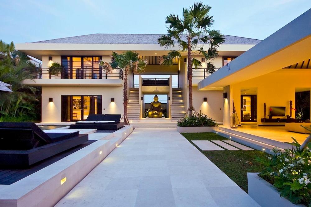 Exquisite 4BD Luxury Villa in the Heart of Berawa - Ferienwohnung Canggu