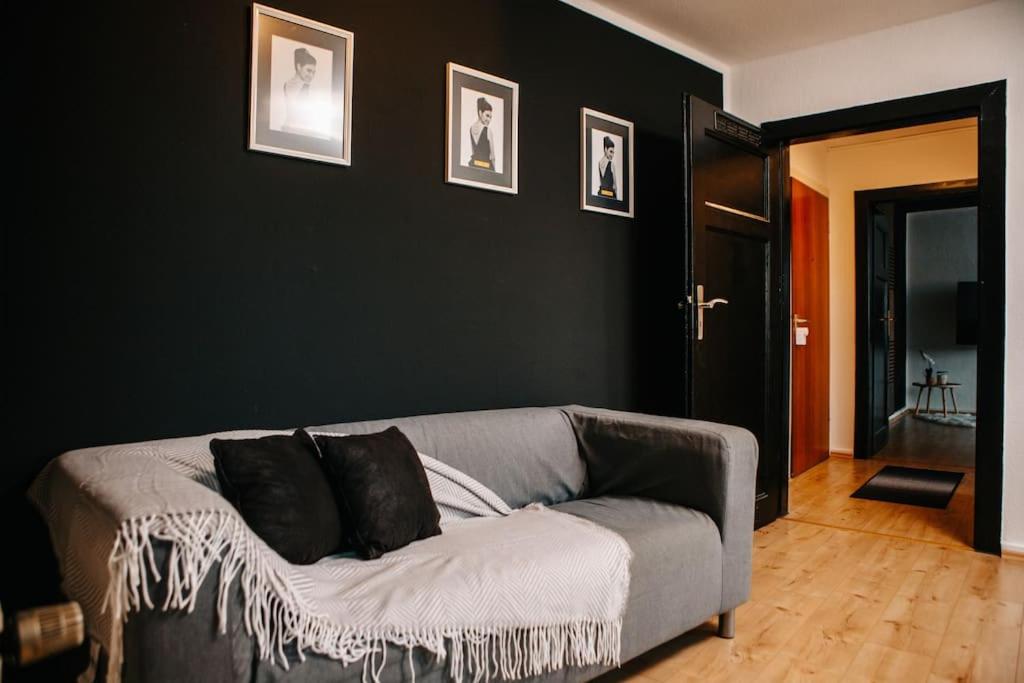 B&B Bochum - Modern & black - City - Netflix - Wifi - 4 Person - Bed and Breakfast Bochum