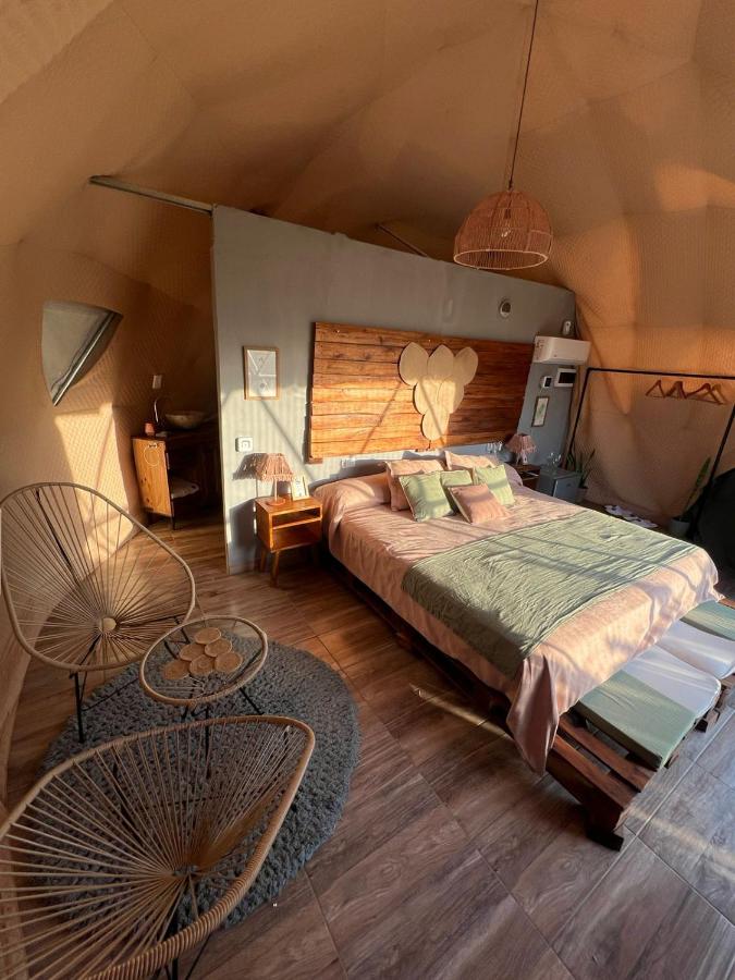 Habitación con cama extragrande y vistas a la montaña