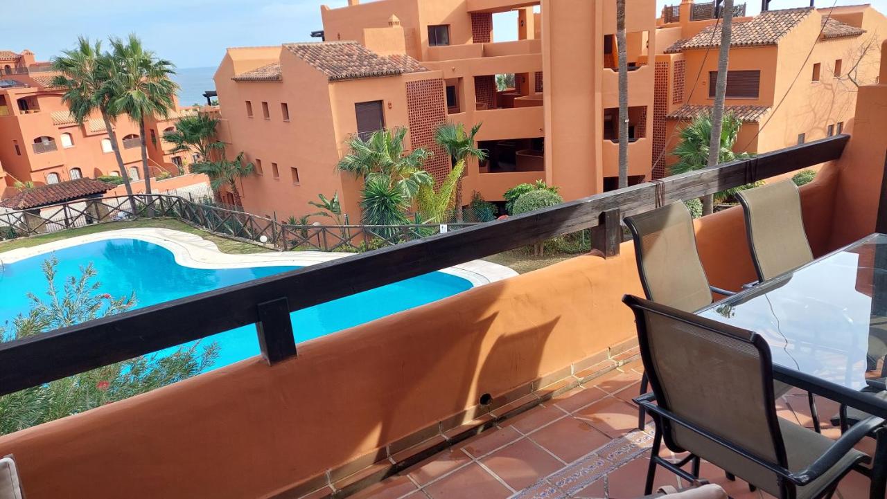 Jardines, piscina y mar - B&B Estepona