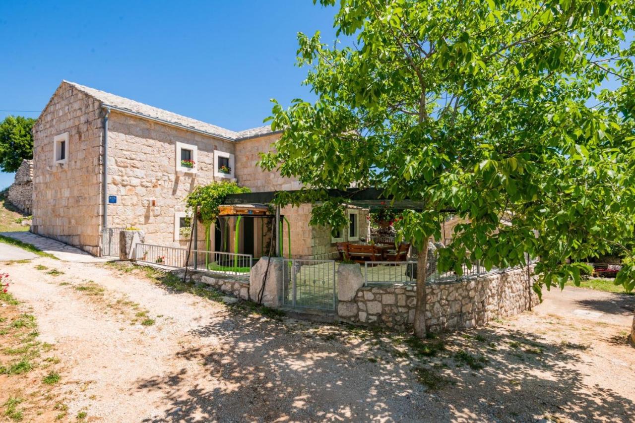 Villa Ognjistar in the hinterland of Makarska Riviera - B&B