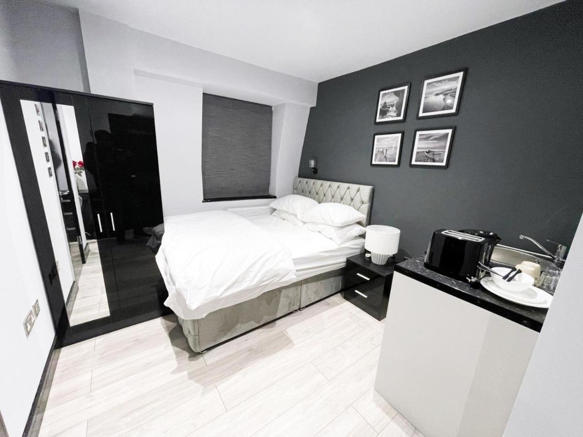 Letzi Ensuite Room, 10 Mins Wembley, Fast WiFi - B&B Pinner