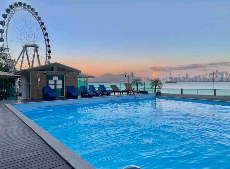 Piscina a beira-mar, tranquilidade e qualidade no melhor de BC - B&B