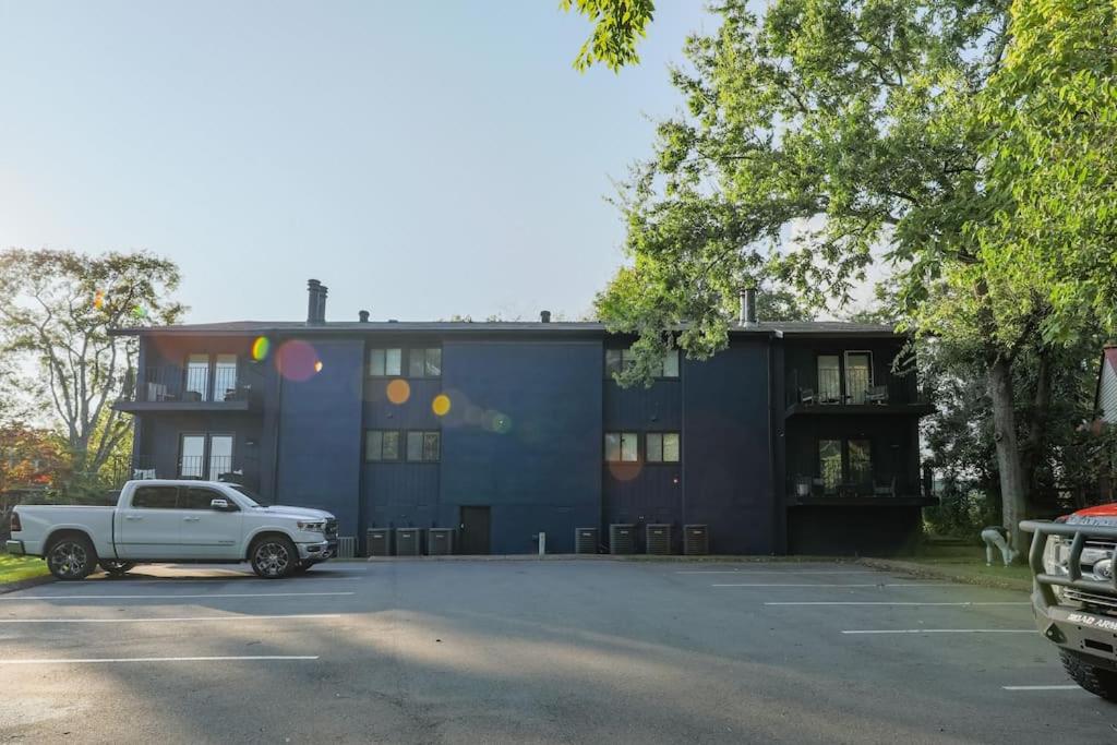 Modern 2BR with Optional Parking Near Vanderbilt & Music Row, Walk to Centennial Park & Mins to Broadway - B&B