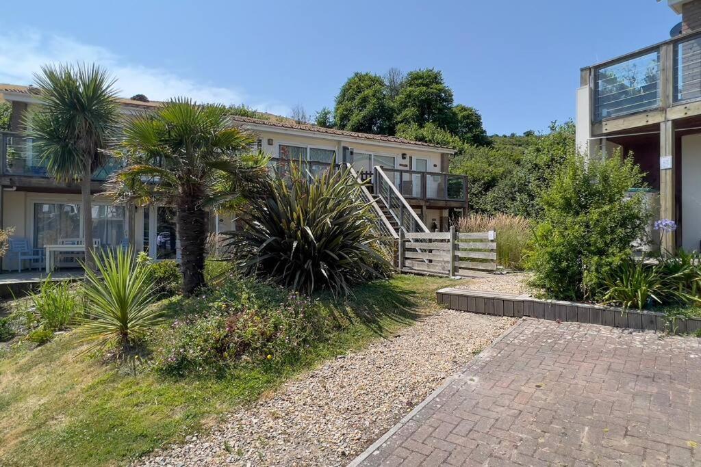 Cornish Beach Retreat - 5 Min Walk to Beach! - Bed and Breakfast