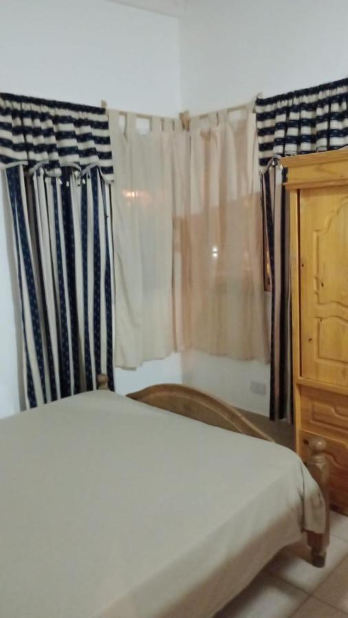 Calle 4 N° 2268 entre 49 y 50 santa teresita - B&B