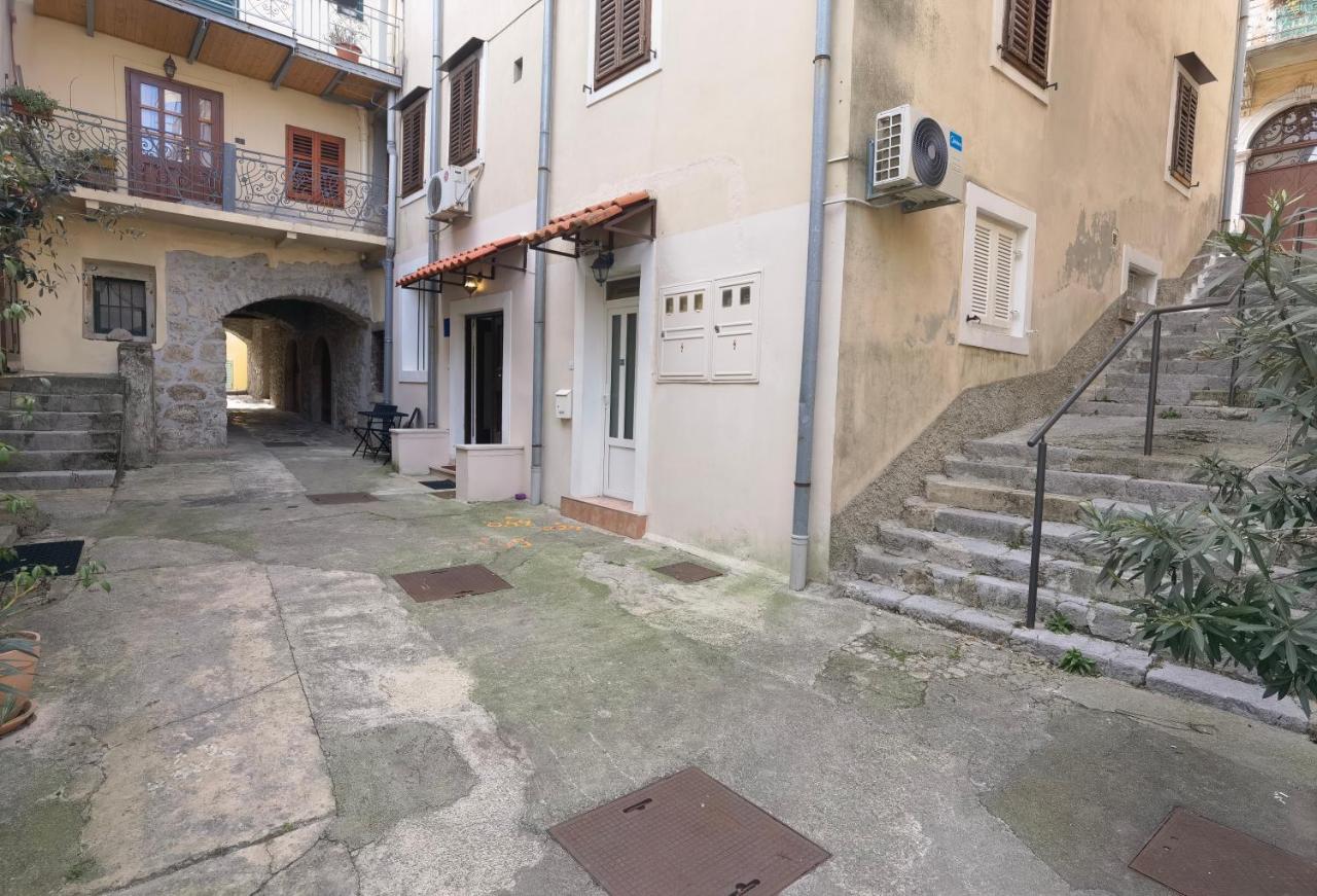 Apartment Zlatko , ten steps to the sea - B&B