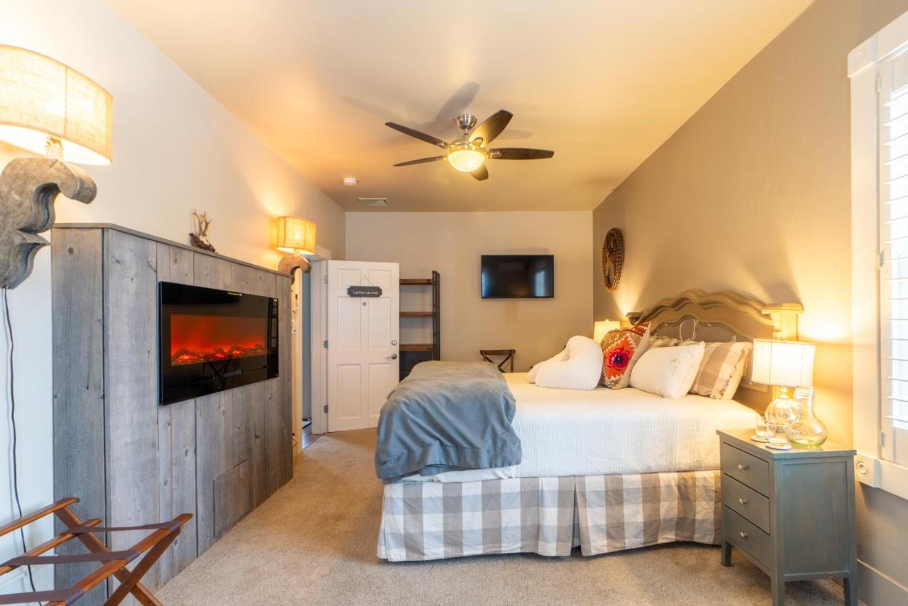 Habitación con cama extragrande y bañera de hidromasaje