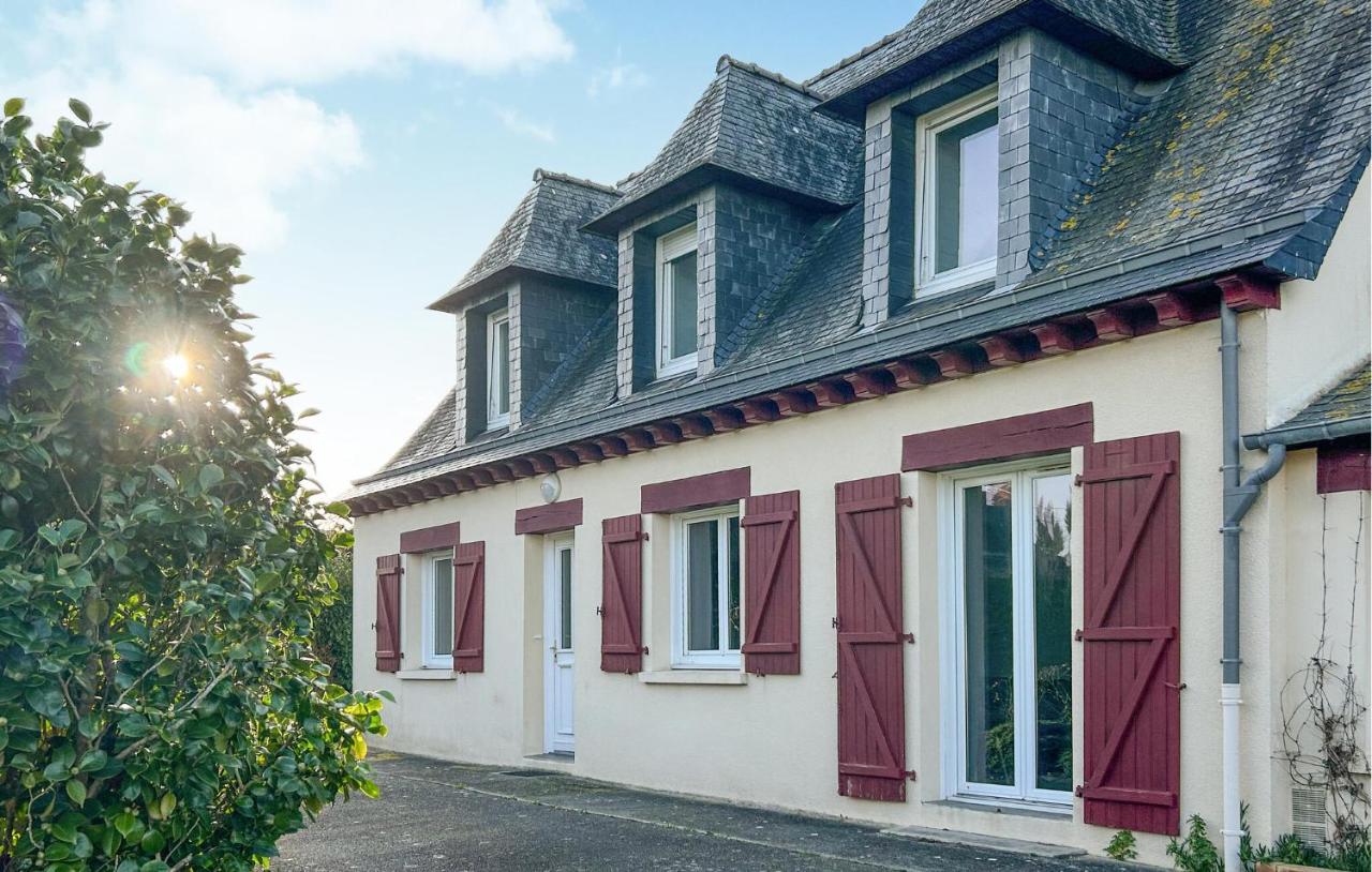 B&B Cancale - 4 Bedroom Stunning Home In Cancale - Bed and Breakfast Cancale