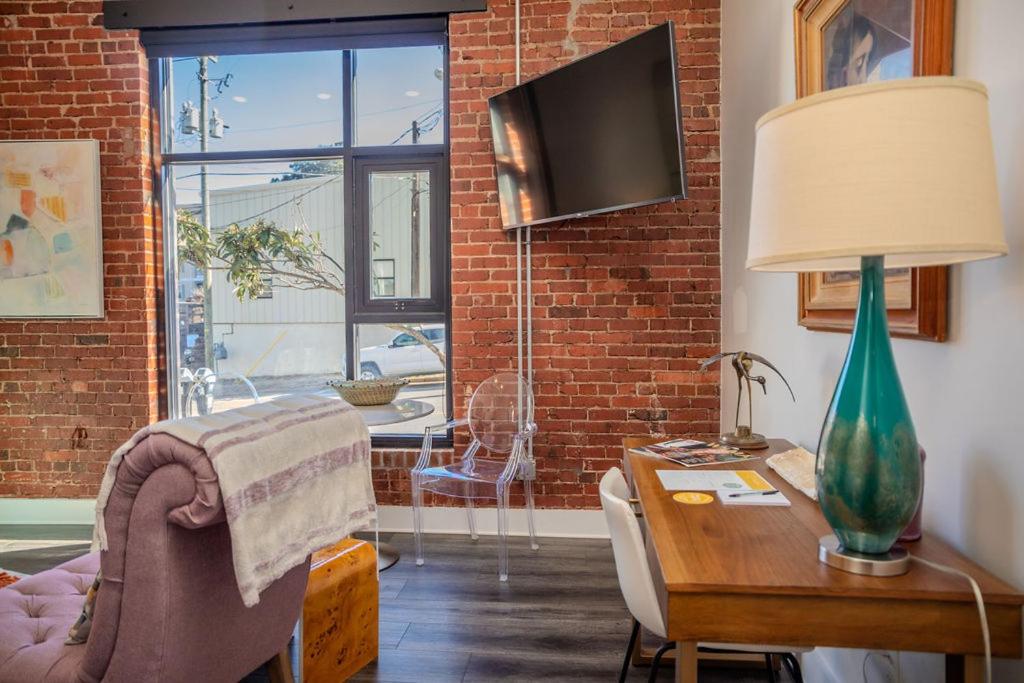 The Hive 105 Bees Knees - B&B Wilmington