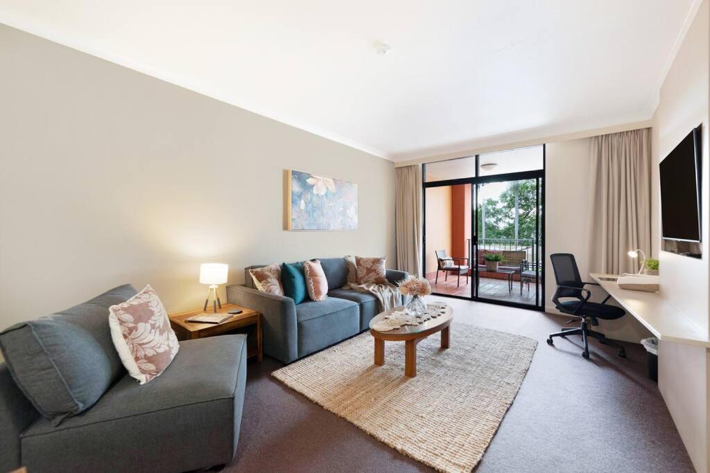 Elegant Harbourside Comfort with Alfresco Patio