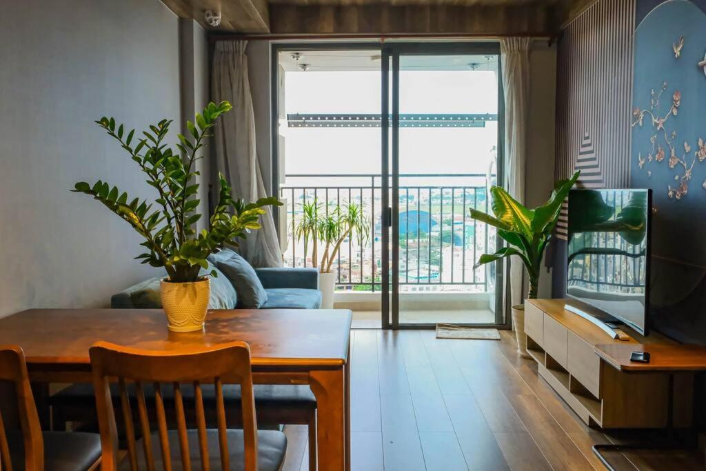 B&B Ho Chi Minh City - Cozy apartment with Airport runway view - 2BR GYM and POOL - Bed and Breakfast Ho Chi Minh City